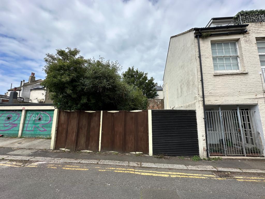 Lot: 151 - FREEHOLD RESIDENTIAL ON HIGH STREET WITH OUTSIDE SPACE FOR REFURBISHMENT - 